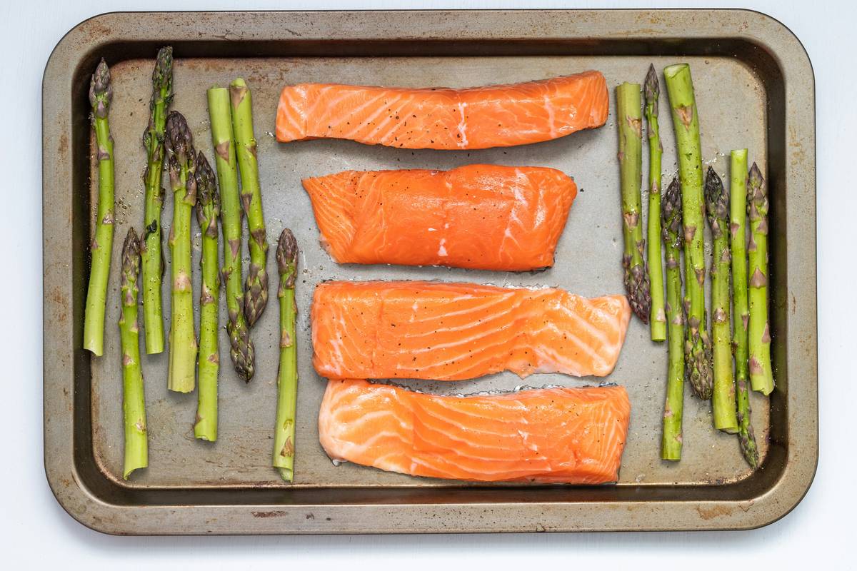 Infographic showing top testosterone-boosting foods: oysters, eggs, spinach, avocados, grass-fed beef, and Brazil nuts with corresponding nutrients like zinc, vitamin D, and healthy fats.